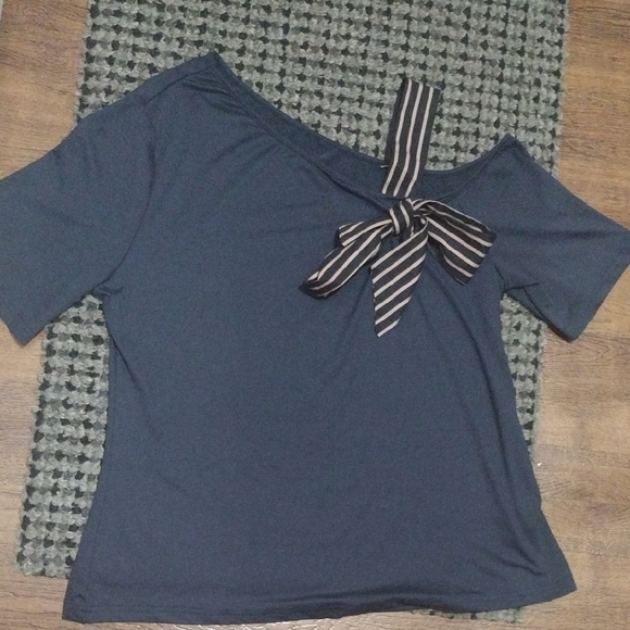 SHEIN Tops - SHEIN Navy Top with Striped Bow Accent